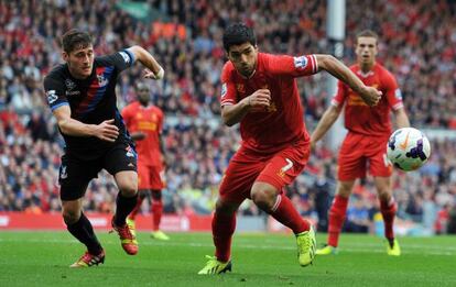 Luis Suárez pelea por un baló ante Ward, del Crystal Palace.