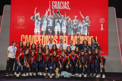 La Real Federación Española de Fútbol, en la Ciudad del Fútbol de Las Rozas de Madrid, ha acogido este martes un sentido homenaje a las componentes de la selección Sub17, que recientemente se proclamaron campeonas del mundo.