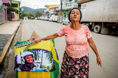 La jubilada Marli Miranda, seguidora de Bolsonaro, pasea por Eldorado.