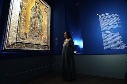 Lafourcade observa una pieza hecha con nácar perteneciente al Monasterio de las Madres Capuchinas de Castellón de la Plana.
