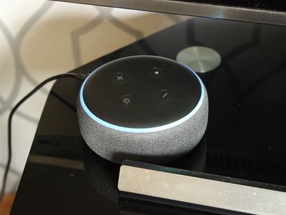 Un asistente virtual Amazon Alexa sobre un soporte de televisión.