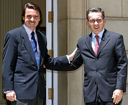 El presidente espa?ol, Jos Mara Aznar (izquierda), ayer, con el presidente electo de Colombia, ?lvaro Uribe.