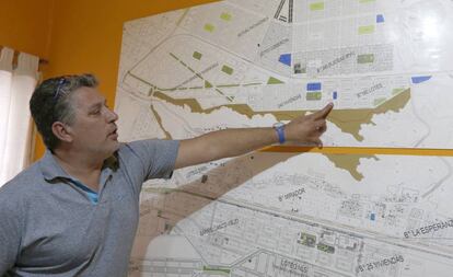 Miguel Arriola, secretario de gobierno de la municipalidad, señala un mapa de Añelo.