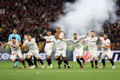 Los jugadores del sevilla celebran en el centro del campo el cuarto penalti marcado por Gonzalo Montiel.