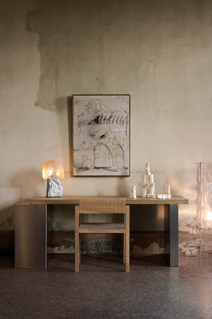 En el espacio en Alcova de Marlot Baus, mesa de la marca, silla de Filippo Andrighetto, lámpara de Kilzi, velas de Malte van der Meyden y obra de Armando Mesías. © Alejandro Ramírez Orozco
