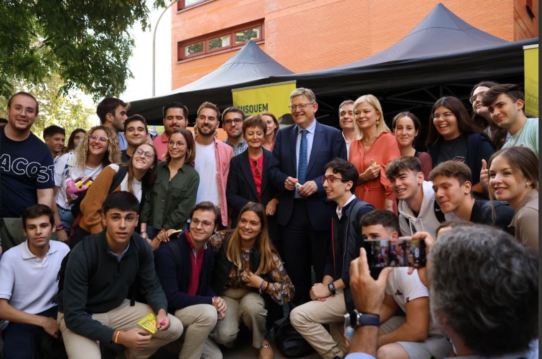 El presidente de la Generalitat, Ximo Puig, y la consejera de Justicia, Gabriela Bravo, en la Feria de Empleo de la Facultad de Ciencias Sociales de la Universitat de València.