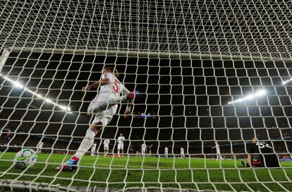 Mexes recoge el balón de la red tras el gol de Messi