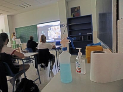 Productos de limpieza y desinfección, en una aula de un colegio de Madrid.