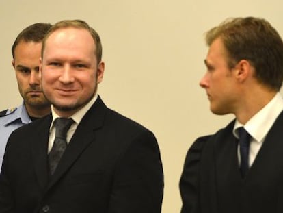Anders Behring Breivik a su llegada al tribunal para escuchar el veredicto donde ha sido declarado culpable.