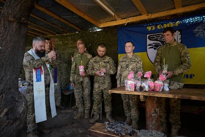 Soldados ucranios participan en la misa del Domingo de Pascua en la provincia de Donetsk, en una imagen facilitada por el ejército ucranio.