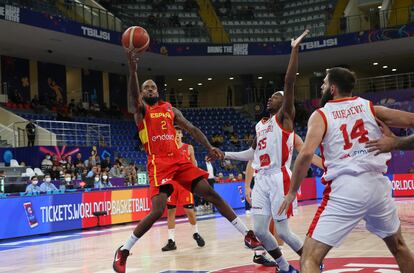 Lorenzo Brown lanza a canasta durante el partido ante Montenegro este martes.