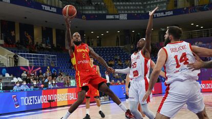 Lorenzo Brown lanza a canasta durante el partido ante Montenegro este martes.