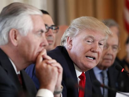 El presidente de EE UU Donald Trump, con el secretario de Estado, Rex Tillerson, el pasado viernes en Florida.