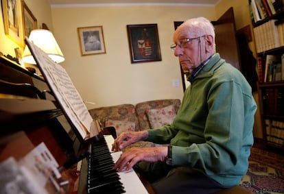 Pedro Rodríguez, de 106 años, toca el piano en su casa de Cangas de Onís (Asturias). Rodríguez toca el piano cada día en el comedor de su apartamento donde vive con su mujer 20 años más joven que él. Sus hijas le visitan con frecuencia. "Las monjas me enseñaron a tocar el piano cuando era niño", dijo tras tocar un vals.