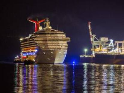 El crucero Carnival Triumph con 3.143 pasajeros y una tripulación de 1.086 llega el 14 de febrero de 2013, a Mobile, Alabama, (EE.UU). EFE/Archivo