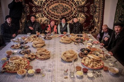 Banquete de bodas tradicional. La familia de Tinchbeck, un joven de 22 años que acaba de secuestrar a una muchacha para contraer matrimonio disfruta del banquete nupcial en la localidad de Kochkor.