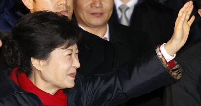 La conservadora Park Geun-hye, vencedora en las elecciones presidenciales surcoreanas, saluda a sus simpatizantes en la sede de su partido en Se&uacute;l, al conocerse su triunfo. 