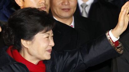 La conservadora Park Geun-hye, vencedora en las elecciones presidenciales surcoreanas, saluda a sus simpatizantes en la sede de su partido en Se&uacute;l, al conocerse su triunfo. 