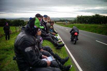Espectadores observan a los motoristas competir durante la carrera del Classic TT, en la Isla de Man (Reino Unido), el 25 de agosto.
