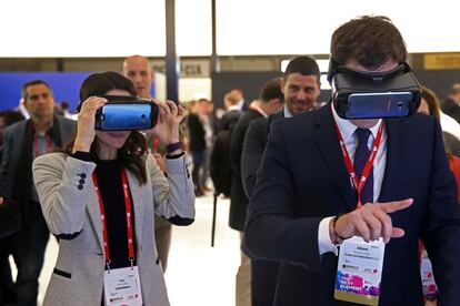 Albert Rivera, acompañado de Inés Arrimadas, prueba alguna de las novedades del Mobile World Congress (MWC), en Barcelona en febrero de 2017.