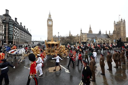 El cortejo real pasa por delante del Big Ben. 