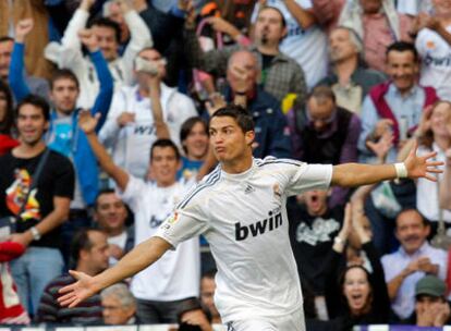 Cristiano Ronaldo celebra el primero de sus dos goles ayer al Xerez.