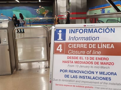 Paneles informativos en la estación de la línea 7 de Francos Rodriguez. L.G.