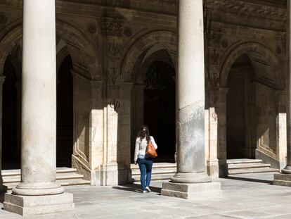 Estudiante de la Universidad de Salamanca, Facultad de Filología, en Plaza de Anaya, España.