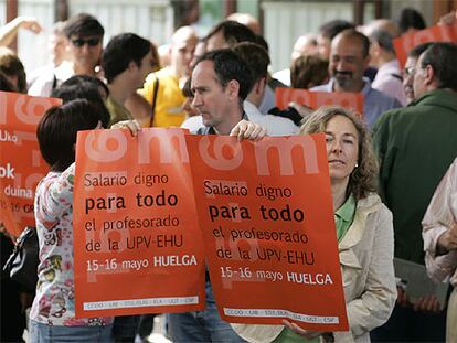 Concentración de profesores a las puertas del Rectorado en el campus de Leioa durante la jornada de huelga de ayer.