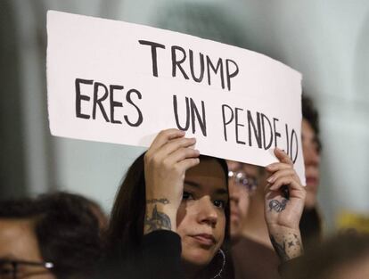 Manifestación contra la elección de Donald Trump como presidente de los Estados Unidos a las puertas del Ayuntamiento de Los Ángeles, California.