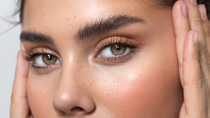 Descubre paso a paso cómo teñirte las cejas en casa. GETTY IMAGES.