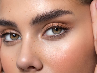 Descubre paso a paso cómo teñirte las cejas en casa. GETTY IMAGES.