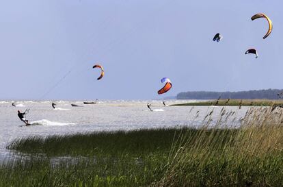 Practicando kitesurf en Engure, Letonia.