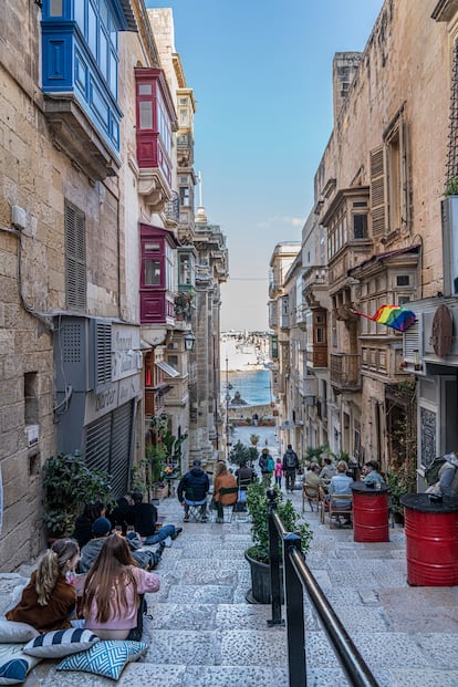Los bares de la escalinata de la calle Triq San Gwann, en La Valeta (Malta).