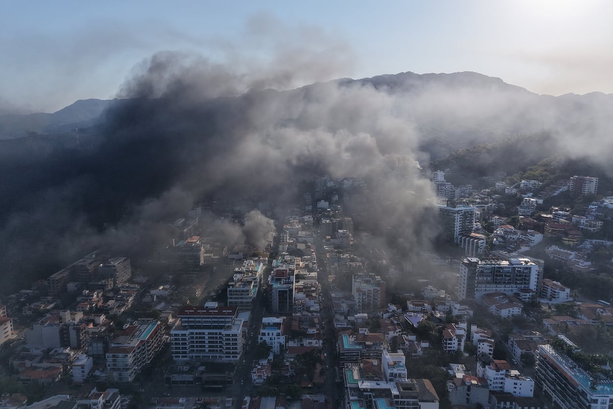 Turistas varados tras la ola de violencia en México: recomendaciones sobre la cancelación de vuelos y la alerta de seguridad