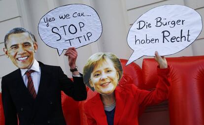 Manifestantes contra el tratado de libre comercio entre EE UU y la UE en la inauguraci&oacute;n de la feria de Hannover (Alemania), el domingo 24 de abril.  