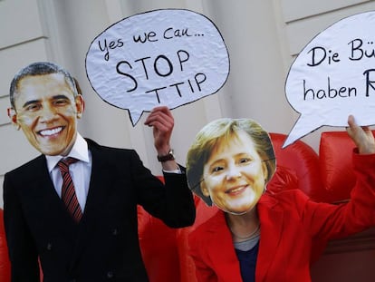 Manifestantes contra el tratado de libre comercio entre EE UU y la UE en la inauguraci&oacute;n de la feria de Hannover (Alemania), el domingo 24 de abril.  