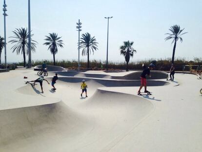 La Ciudad Condal es uno de los centros neurálgicos de Europa en deportes de deslizamiento. Esto es, Skate, Scooter, BMX, Inline o Longboard. Así que si eres un apasionado de cualquiera de ellos, este campamento está pensado para ti. Tienen diferentes opciones de horarios. Para acudir solo por la mañana, hasta las cinco, o hasta las ocho de la tarde, con salidas matinales y vespertinas, comida de menú y actividades complementarias, como wakeboard, paddlesurf, vídeo, camas elásticas y una mañana en un parque acuático. Y si no vives en Barcelona, no hay problema, porque cuentan con campamentos con noches incluidas.