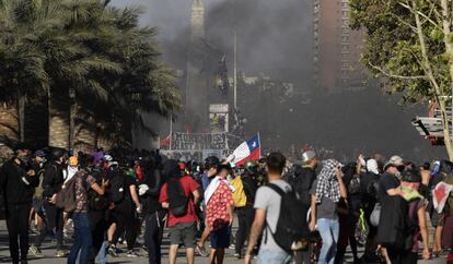 Grupos de manifestantes se enfrentan a las Fuerzas Especiales de Carabineros, en Santiago (Chile), el viernes pasado. 