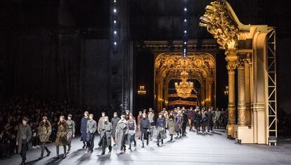 El belga Dries Van Noten hizo un emocionante desfile en la ópera Garnier.