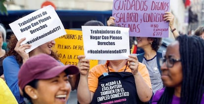 Empleadas del hogar reclaman frente al Congreso de los Diputados por sus derechos laborales, en un acto convocado por la asociación Territorio Doméstico.