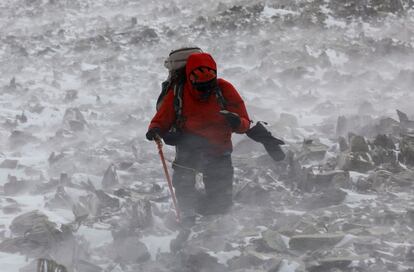 El cientfico chileno Sebastin Vega examina una roca en busca de lquenes en el monte Rossman en el Glaciar Unin, situado en las monta?as Ellsworth, en la Antrtida, el 22 de noviembre de 2018.