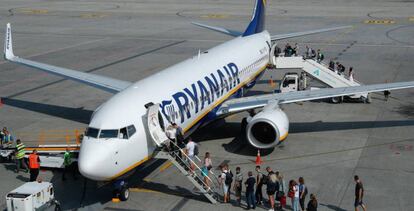 Los pasajeros suben a un avión Ryanair.