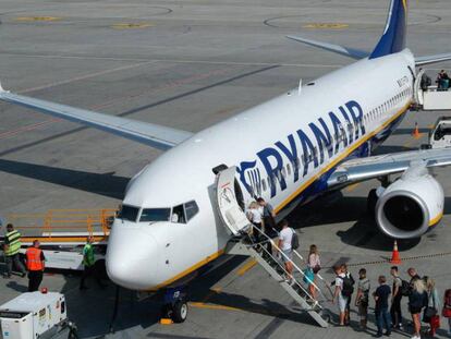 Los pasajeros suben a un avión Ryanair.