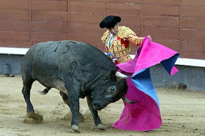 Luis Francisco Esplá en uno de sus pases ayer en Las Ventas. 

/ MANUEL ESCALERA