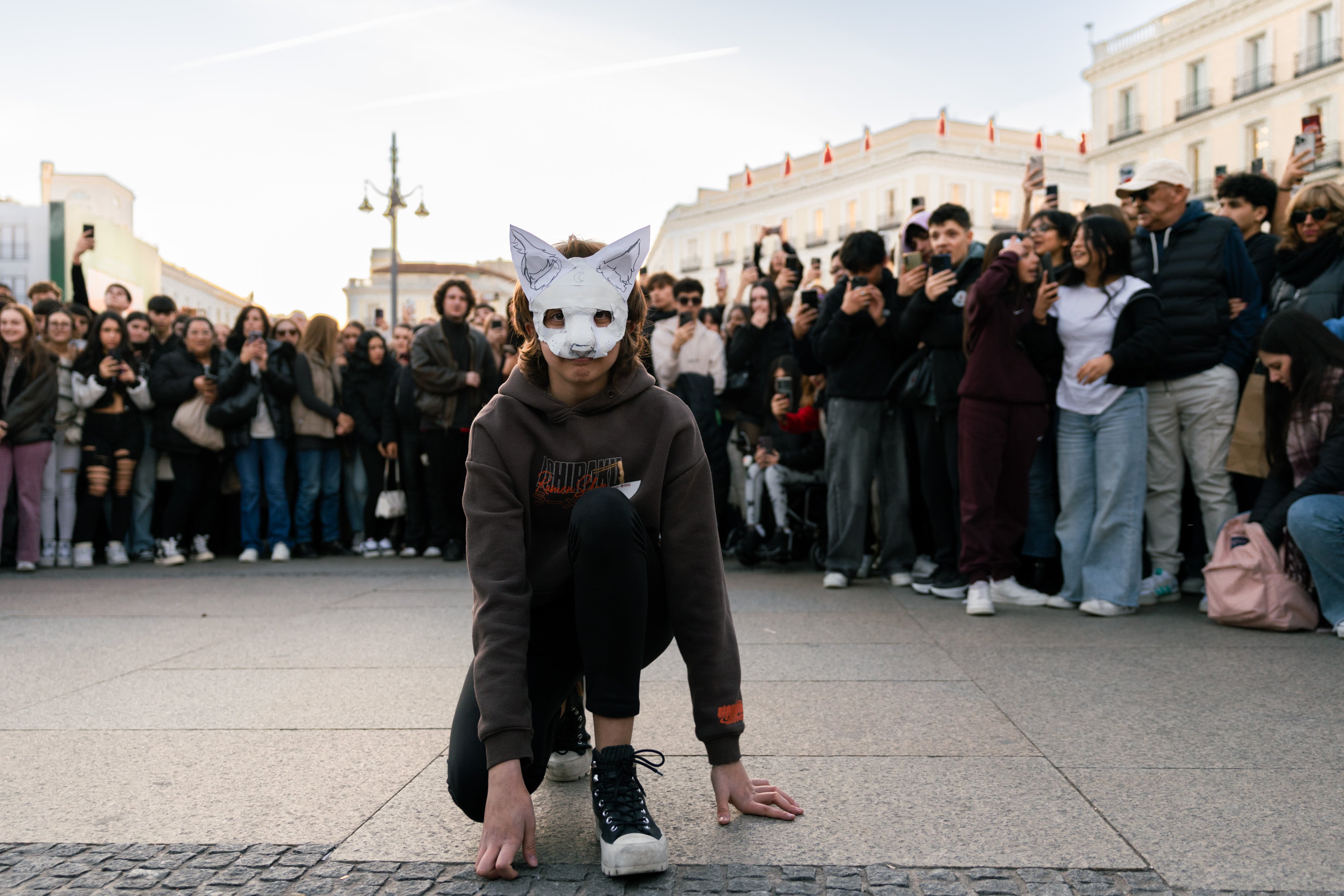 Un chico con una máscara de animal en Madrid.
