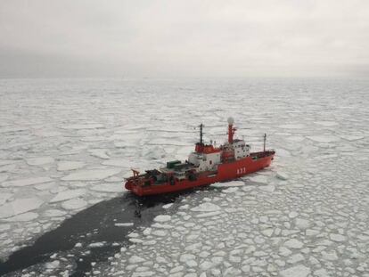 El BIO Hespérides, navegando durante la XXXIII Campaña Antártica Española por el Mar de Weddell.