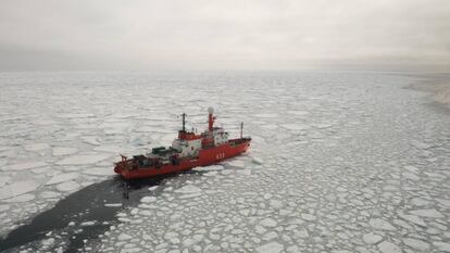 El BIO Hespérides, navegando durante la XXXIII Campaña Antártica Española por el Mar de Weddell.
