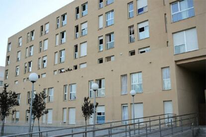 Edificio en el que se encuentra la vivienda de la mujer marroquí que murió ayer a manos de su marido, en un barrio de Palma de Mallorca.