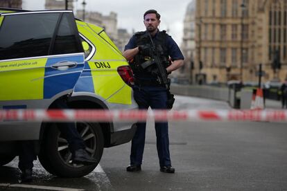 Um policial isola a área do Parlamento britânico, em Londres.